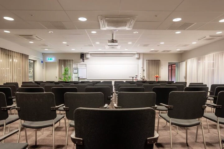 Konferenslokalen Camp Nou med fönster mot arenahallarna på Kviberg Park Hotel & Conference