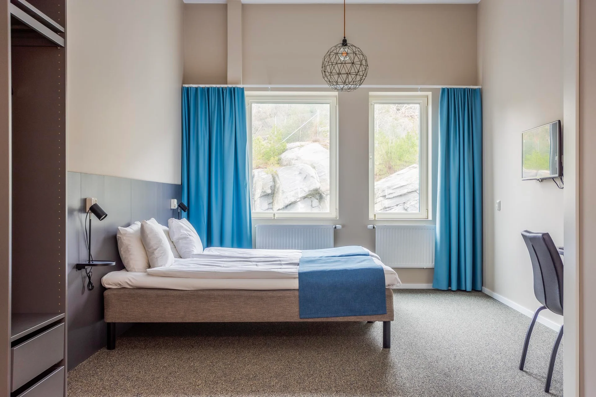 Hotellrum med moderna sängar på Kviberg Park Hotel i Göteborg